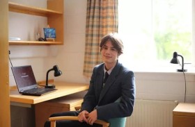 تلميذ يجني ثروة ليشتري لأمه منزلاً