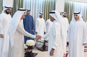 حاكم أم القيوين يتقبل التهانى بشهر رمضان من الشيوخ و الوزراء و المواطنين و رجال الأعمال 