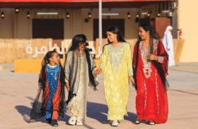 فتيات يتألقن بالزي التراثي في سوق مهرجان الظفرة