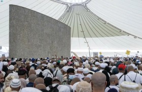 حجاج بيت الله الحرام يرمون الجمرات في ثاني أيام التشريق