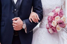 يطرد والدته من زفافه بعدما نشرت صور ثوب الزفاف