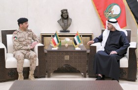 رئيس الدولة يبحث مع رئيس الأركان الكويتي العلاقات والتعاون العسكري بين البلدين 