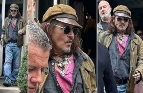 جوني ديب يستخدم عكازاً بعد كسر كاحله