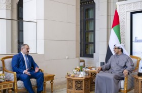 منصور بن زايد يستقبل المبعوث الخاص لرئيس جمهورية بيلاروسيا إلى الشرق الأوسط