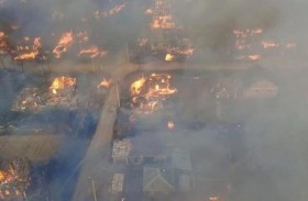 حريق يدمر قرية ويخلّف قتيلا 