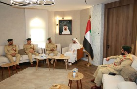 شرطة دبي والاقتصاد والسياحة تبحثان تعزيز السلامة المرورية في قطاع توصيل الطلبات