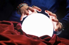 تتهم زوجها بالخيانة بعد استشارة عرافة «أونلاين»