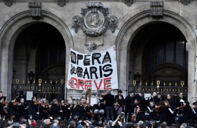 متظاهرون حاولوا الدخول إلى مسرح في باريس كان ماكرون بداخله 