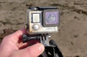 يعثر على كاميرا فقدها متزلج في البحر قبل 5 سنوات