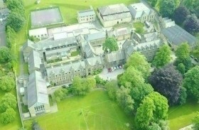 مدرسة بريطانية تكسر تقليداً عمره 500 عام