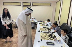 الرئيس التنفيذي لشطرنج العين يفوز في مباراة استعراضية مع 12 ناشئاً 