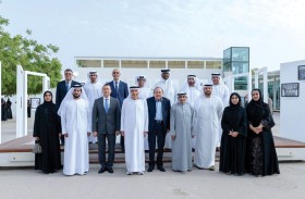 جامعة الإمارات تجسد مسيرتها المضيئة في معرض «مسيرة منذ عام 1976» 