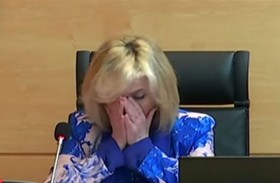 دموع مؤثرة لمسؤولة إسبانية بسبب كورونا