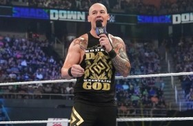 نجم مصارعة يطلب مليون دولار من ماسك لإنجاب طفل