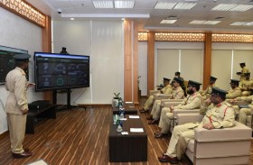 عبد الله المري يطلع على سير العمل في مركز شرطة جبل علي