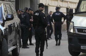 اقتحموا منزل مسن كفيف وسرقوا 51 مليونًا