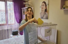 أطول امرأة في العالم تدلي بصوتها بانتخابات تركيا