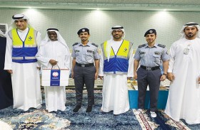 شرطة أبوظبي تُسعد «كبار المواطنين» بالزيارة والهدايا