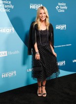 الممثلة الأمريكية لورالي بيل تصل إلى حفل افتتاح فيلم عيادة عائلة البندقية «الصحة + الفن » في كاليفورنيا. (ا ف ب)
