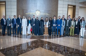 نورة الكعبي تلتقي وفداً من طلبة جامعة هارفارد الأمريكية