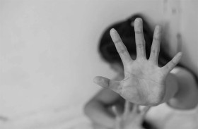 اعتقال مدرسين كووا أجساد طلاب بالحديد 