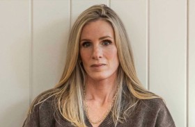 كريستين كابوت تدافع عن نفسها بعد فضيحة حفل «كولدبلاي»