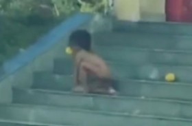 طفل يركض عارياً على أربع يثير ضجة 