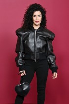 الممثلة الفرنسية سابرينا أوزاني خلال جلسة تصوير قبل العرض الأول لفيلم «دراما» في قصر باثيه في باريس. ا ف ب 