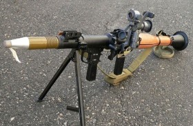 يحاول قصف منزل عائلته بصاروخ فينفجر فيه