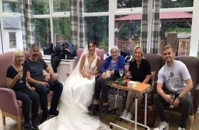 فتاة تقيم زفافاً ثانياً في دار للمسنين