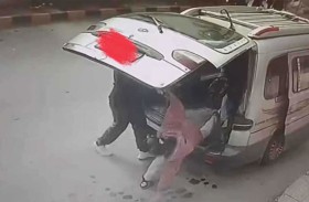 القبض على سائق ألقى بطفلته من باص