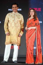 الممثل والسياسي البوليوودي رافي كيشان برفقة الممثلة مادوري ديكسيت خلال حضورهما فعالية للإعلان عن مسلسلهما الكوميدي الدرامي القادم باللغة الهندية «ما بهين» على نتفليكس في مومباي. ا ف ب 