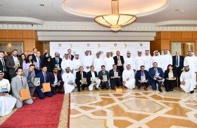 سهيل المزروعي يكرم الفائزين بجائزة البحث والابتكار بدورتها الأولى