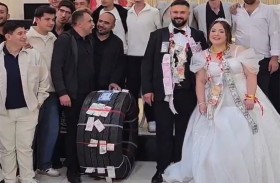 يتلقى هدية غريبة في ليلة زفافه 