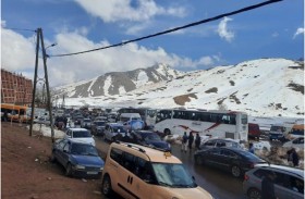 إنقاذ مئات السياح بعد محاصرتهم بالثلوج