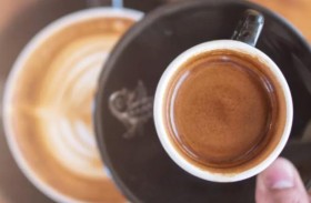 يسكب القهوة الساخنة على رضيع ويفر هاربا 