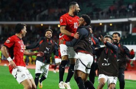 احتفال محمد صلاح مع لاعبي مصر بهدفه في شباك بنين