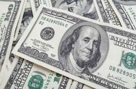 الدولار يتجه لخسارة أسبوعية و«بتكوين» قرب أعلى مكاسبها في عامين ونصف
