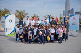 بلدية مدينة أبوظبي تعرّف طلاب المدارس ومرتادي شاطئ الكورنيش بجائزة «العلم الأزرق» ومتطلبات السلامة على الشواطئ 