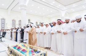 الشيوخ يؤدون صلاة الجنازة على جثمان خالد بن سعود بن خالد القاسمي