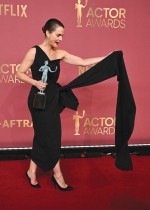 الممثلة الأمريكية كيري راسل تتسلم جائزة أفضل أداء لممثلة عن دورها في مسلسل «الدبلوماسي» خلال حفل توزيع جوائز الممثلين في لوس أنجلوس. ا ف ب 