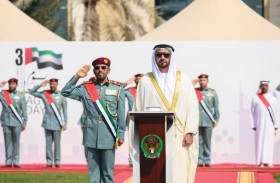 سيف بن زايد يرفع علم الدولة على سارية مبنى الداخلية في يوم العلم