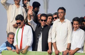 عمران خان يمهل الحكومة لإقرار انتخابات مبكرة 