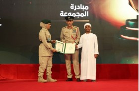 عبد الله المري يكرم ضابطة ضمن مبادرة «المجموعة»