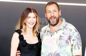 آدم ساندلر يشيد بزوجته جاكي  ويكشف سر ارتباطهما بعد 22 عامًا